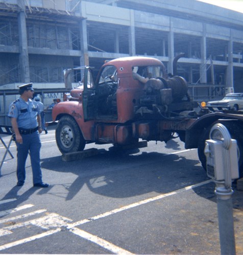 Officer helps with traffic control during Union Bank Building move, October 1971. Courtesy of the Museum of Florida History.
