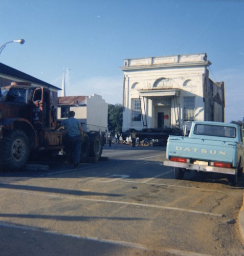 Union Bank Building moves down the street, October 1971. Courtesy of the Museum of Florida History.