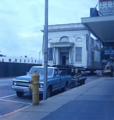 The Union Bank Building moving past Hicks Drug Store, October 1971. Courtesy of the Museum of Florida History.