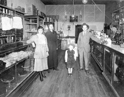 Beverly Shuford and his family at their store in Tallahassee, ca. 1916. Courtesy of the State Archives of Florida.